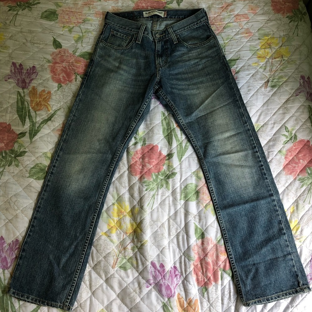 Light-medium wash Levi’s 514 Slim Straight